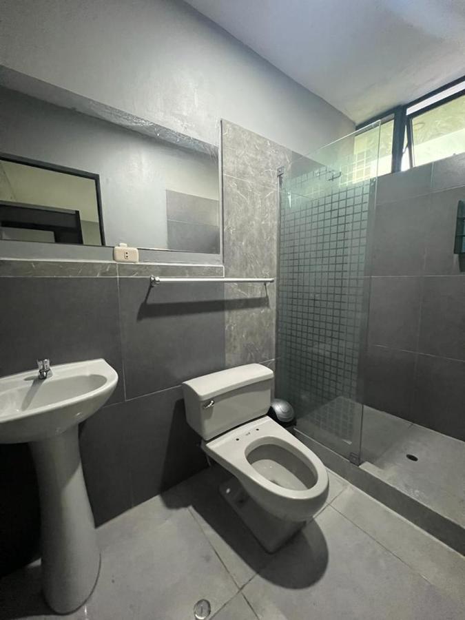 Adrian'S Hotel Пукалпа Екстериор снимка